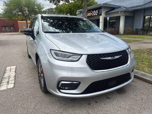 Used 2024 Chrysler Pacifica Limited FWD image 2
