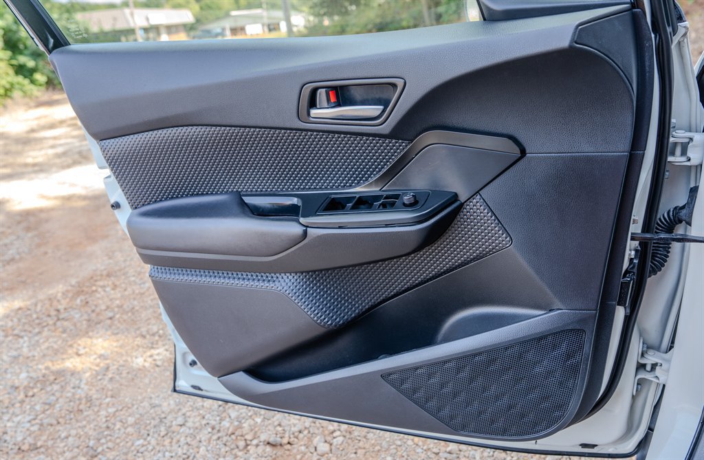 Used 2018 Toyota C-HR XLE FWD image 25