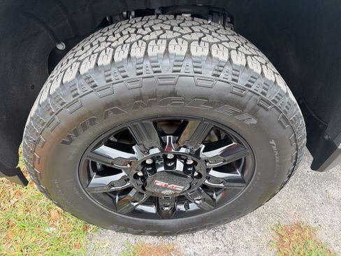 Used 2025 GMC Sierra 2500 AT4 w/ Technology Package AWD/4WD image 15