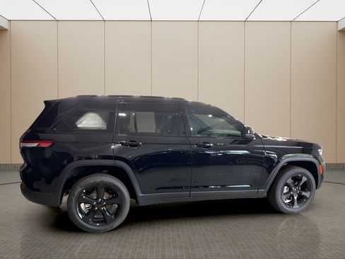 Used 2025 Jeep Grand Cherokee Limited w/ Luxury Tech Group II AWD/4WD image 6