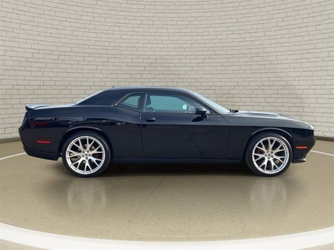 Used 2019 Dodge Challenger SXT image 4