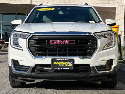 Used 2023 GMC Terrain SLE w/ Driver Convenience Package image 9