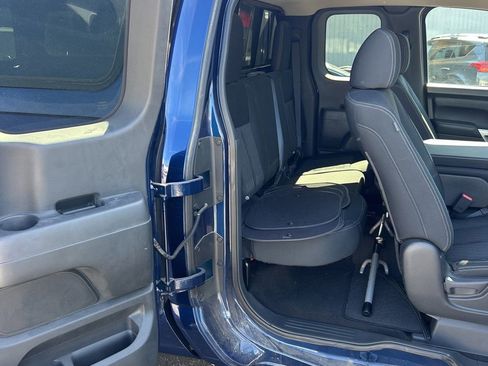 Used 2019 Nissan Titan SV image 23