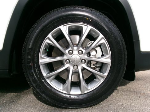 Used 2019 Jeep Cherokee Latitude Plus w/ Comfort/Convenience Group image 49