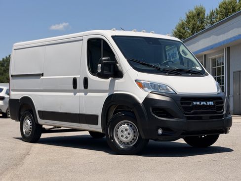 Used 2025 RAM ProMaster 2500 w/ Convenience Group FWD image 2