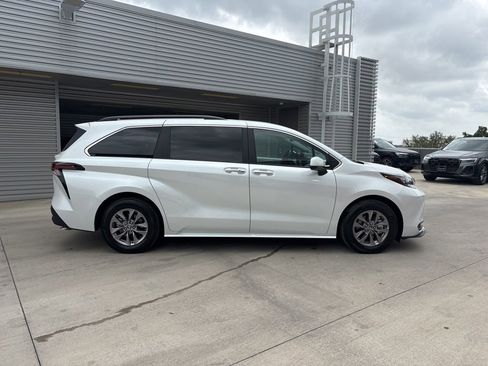 Used 2026 Toyota Sienna XLE FWD image 4