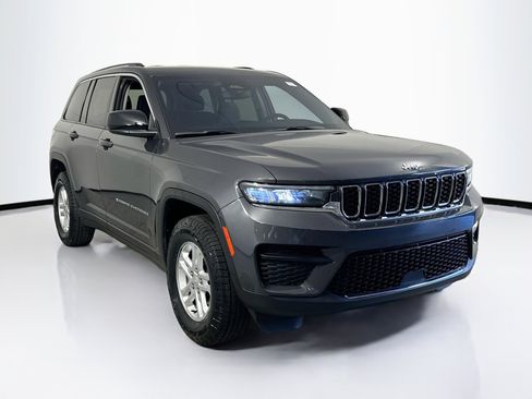 Used 2023 Jeep Grand Cherokee Laredo image 3