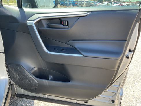 Used 2022 Toyota RAV4 LE AWD/4WD image 12