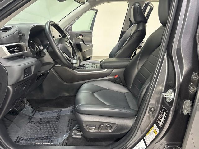Used 2022 Toyota Highlander XLE AWD/4WD image 13