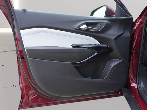 Used 2025 Chevrolet Trax LT FWD image 9