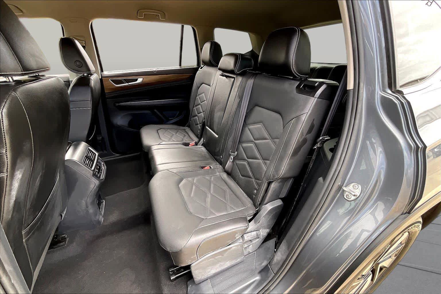 Used 2025 Volkswagen Atlas SE AWD/4WD image 16