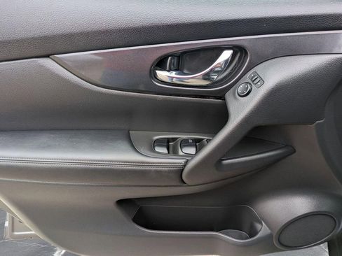 Used 2019 Nissan Rogue SV image 13