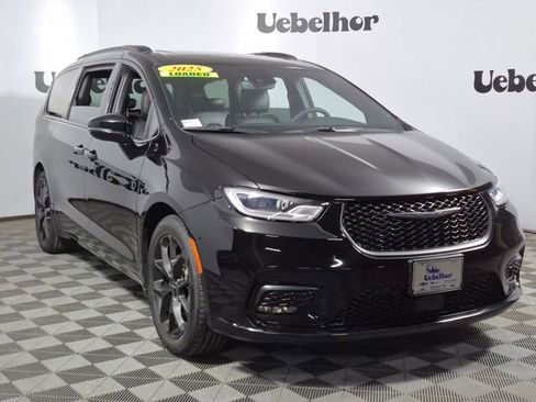 Used 2025 Chrysler Pacifica Limited image 1