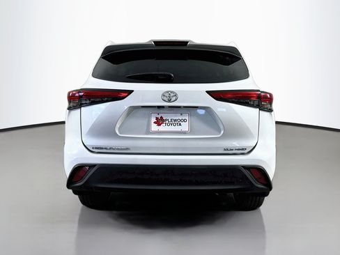 Used 2023 Toyota Highlander XLE AWD/4WD image 6