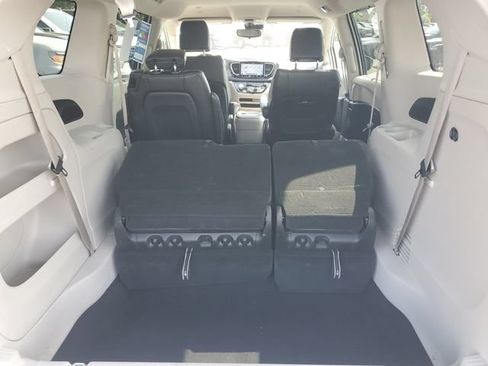 Used 2023 Chrysler Pacifica Touring-L FWD image 7