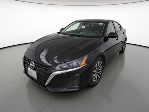 Used 2025 Nissan Altima 2.5 SV image 3