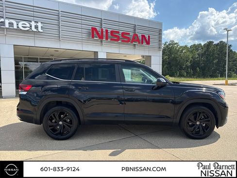 Used 2023 Volkswagen Atlas SE w/ Black Wheel Package FWD image 10