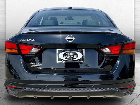 Used 2025 Nissan Altima 2.5 SV FWD image 6