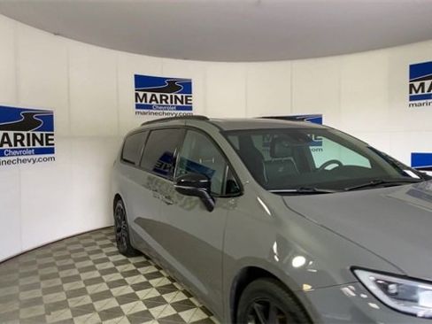 Used 2025 Chrysler Pacifica Limited image 4