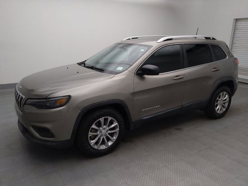 Used 2019 Jeep Cherokee Latitude w/ Popular Appearance Group FWD image 2