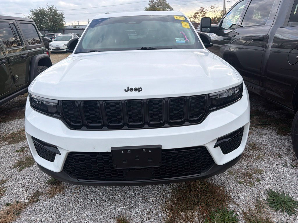 Used 2023 Jeep Grand Cherokee Limited w/ Black Appearance Package AWD/4WD image 3