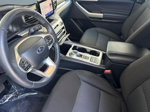 Used 2024 Ford Explorer XLT RWD image 5