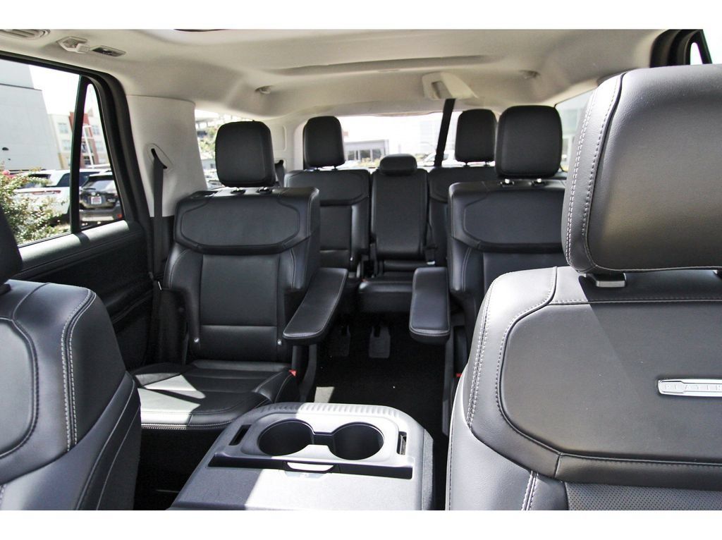 Used 2025 Ford Expedition Platinum AWD/4WD image 36