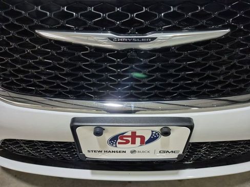 Used 2023 Chrysler Pacifica Touring-L FWD image 29