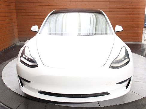 Used 2022 Tesla Model 3 Standard Range image 2