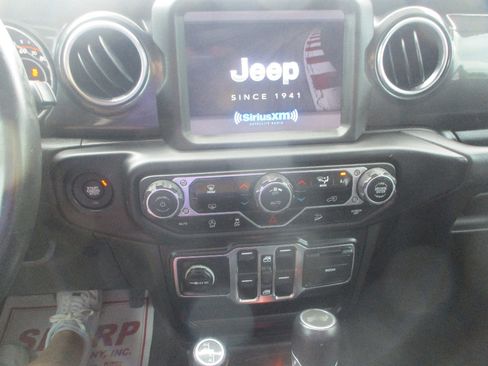 Used 2021 Jeep Wrangler Unlimited Sahara AWD/4WD image 5
