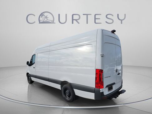 Used 2025 Mercedes-Benz Sprinter 2500 image 3