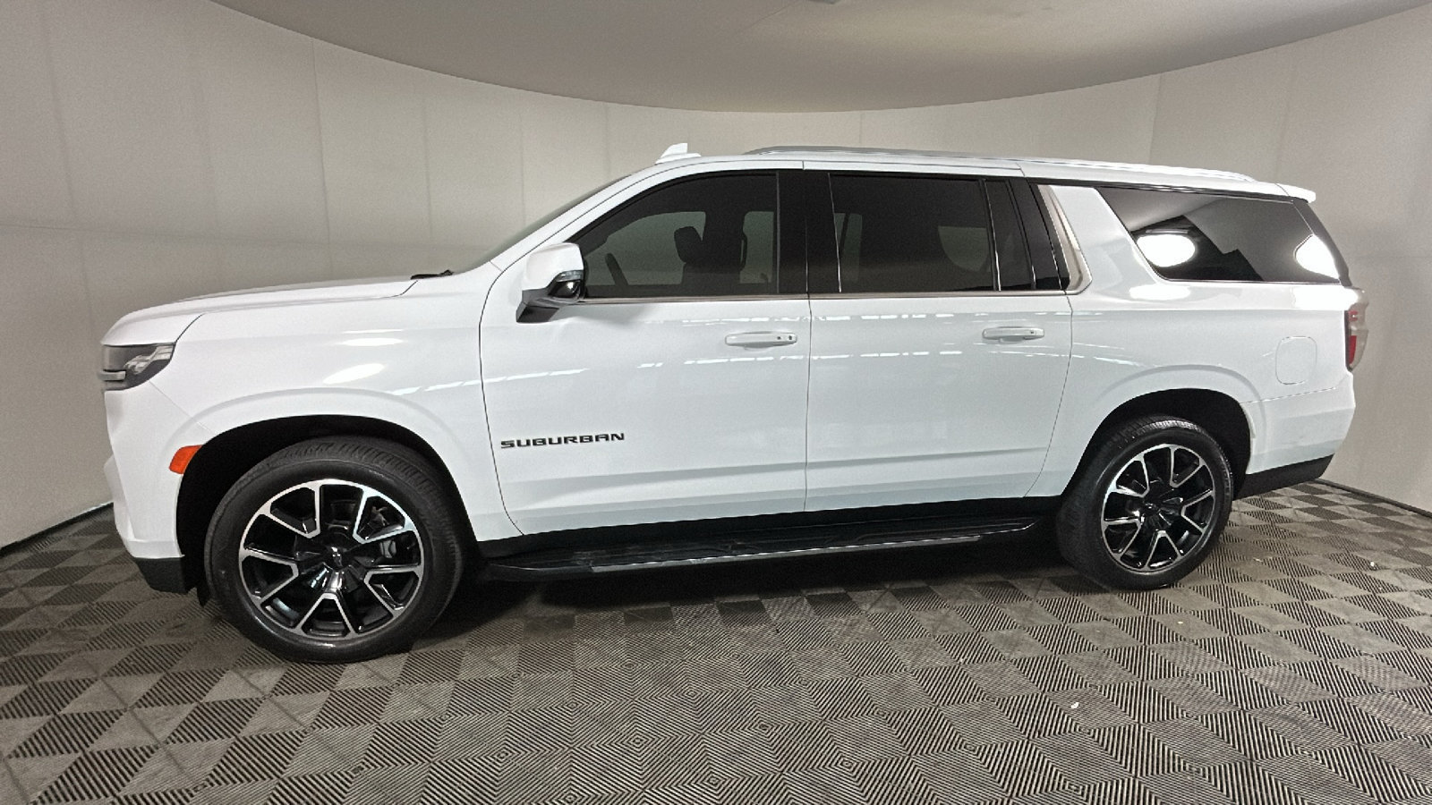 Used 2021 Chevrolet Suburban LT w/ LT Signature Package AWD/4WD image 7