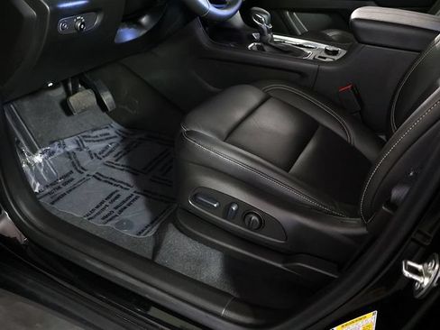 Used 2023 Chevrolet Traverse LT w/ LT Premium Package FWD image 28
