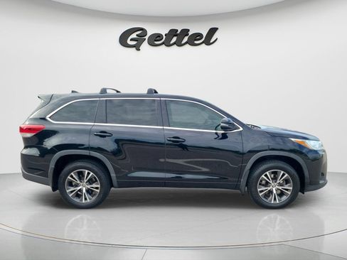 Used 2017 Toyota Highlander Plus FWD image 4
