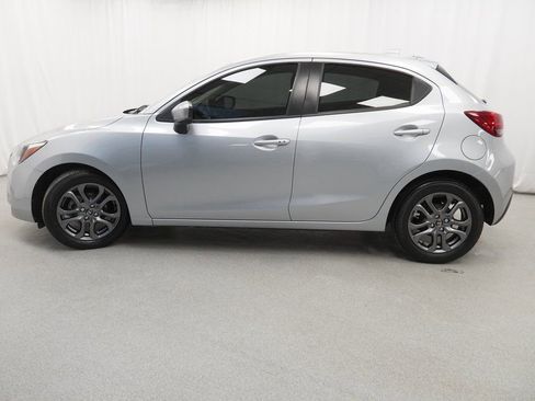 Used 2020 Toyota Yaris XLE image 15