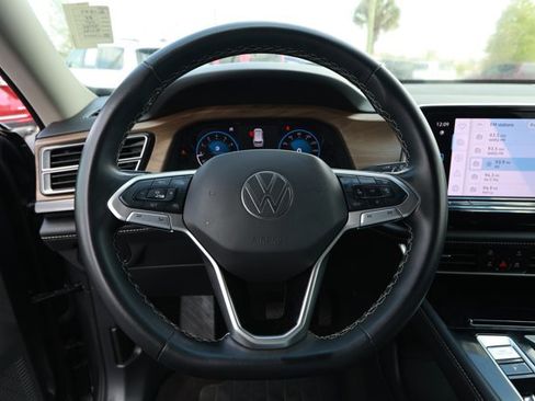 Used 2024 Volkswagen Atlas SE image 11