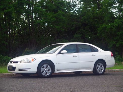 Used 2009 Chevrolet Impala LT FWD image 1