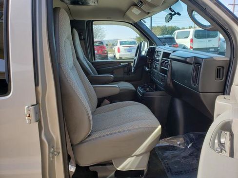Used 2009 GMC Savana 3500 Extended Passenger w/ LT Preferred Equipment Group image 18