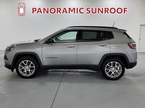 Used 2022 Jeep Compass Latitude w/ Sun and Sound Group AWD/4WD image 5