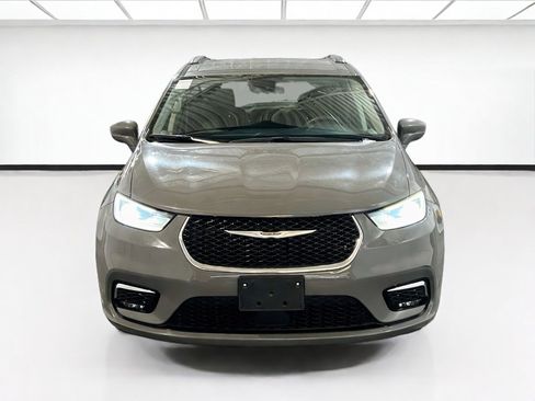 Used 2022 Chrysler Pacifica Touring-L FWD image 2