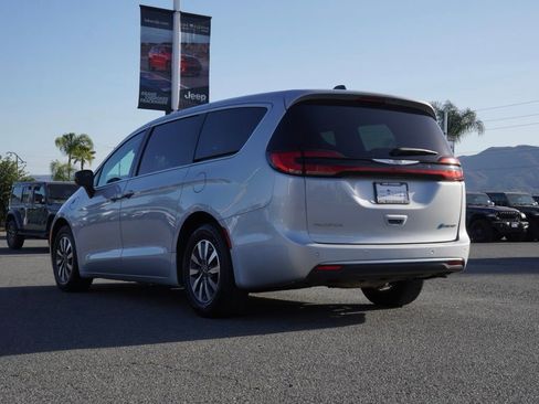 Certified 2023 Chrysler Pacifica Touring-L image 6