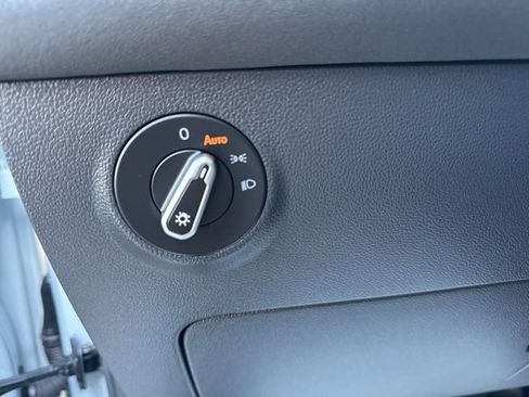 Certified 2025 Volkswagen Taos SE image 11