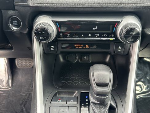 Used 2021 Toyota RAV4 XLE w/ Convenience Package image 31