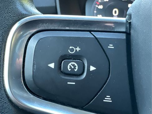 Used 2019 Volvo XC40 T5 Momentum image 33