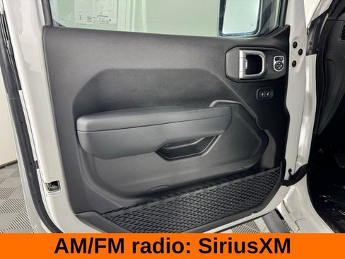 Used 2025 Jeep Gladiator Sport AWD/4WD image 9