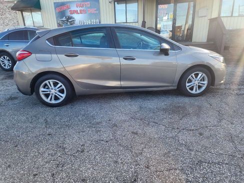 Used 2017 Chevrolet Cruze LT FWD image 9