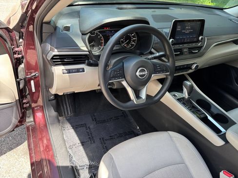 Used 2025 Nissan Altima 2.5 SV FWD image 34