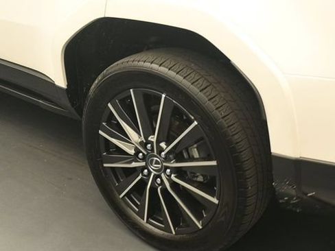 Used 2025 Lexus GX 550 w/ Accessory Package (2T) AWD/4WD image 9
