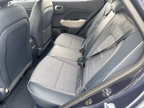 Used 2023 Hyundai Venue Limited image 14
