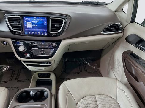 Used 2019 Chrysler Pacifica Touring-L w/ Advanced Safetytec Group image 24